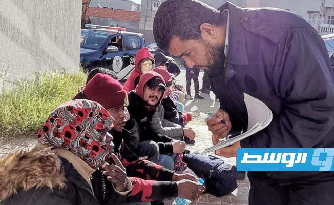 المهاجرين الذين جرى ضبطهم على متن قارب قبالة ميناء مليتة غرب ليبيا صباح الجمعة 21 يناير 2022. (وزارة الداخلية)