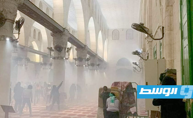 مواجهات بين الفلسطينيين وجنود الاحتلال في باحة المسجد الأقصى, 15 أبريل 2022. (الإنترنت)
