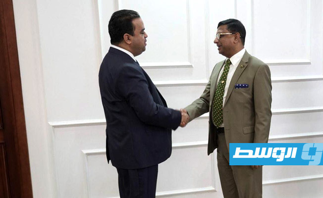 لقاء العابد مع سفير بنغلاديش لدى ليبيا شميم الزمان بمقر الوزارة في طرابلس، الثلاثاء 27 سبتمبر 2022. (وزارة العمل والتأهيل)