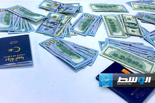 العثور على مبالغ مالية وفيزا في حقيبة بمطار معيتيقة (صور)