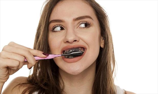 خلاف طبي حول تبيض الأسنان بالفحم