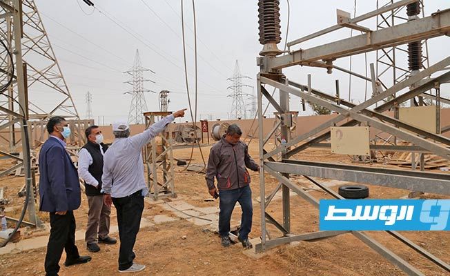 رئيس مجلس إدارة الشركة العامة للكهرباء وئام العبدلي، يزور محطة بئر الغنم, 31 أكتوبر 2020. (الشركة العامة للكهرباء)