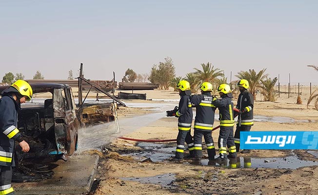 عمال إطفاء خلال تجربة محاكاة الحريق في حقلة مسلة. (صفحة شركة الخليج العربي)