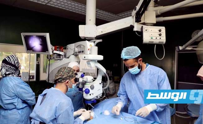 جانب من إجراء عملية جراحية في مستشفى العيون بطرابلس (صفحة وزارة الصحة على فيسبوك)