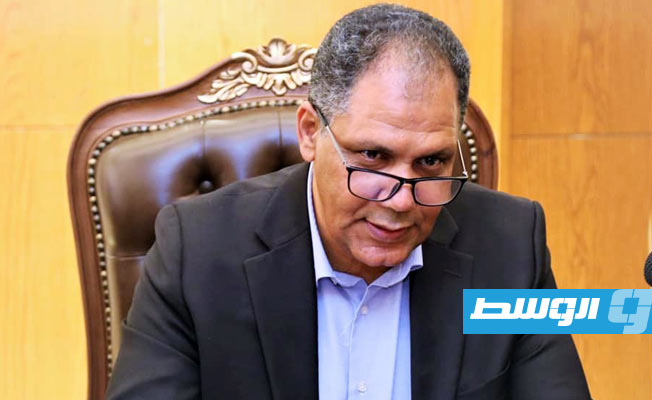 رئيس صندوق إعمار بنغازي ودرنة خلال اجتماع مع القطراني لبحث إعمار المدينة. (بلدية بنغازي)