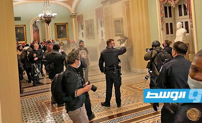 الشرطة تخلي أبنية داخل مقر الكونغرس في مواجهة متظاهرين مؤيدين لترامب