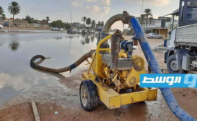 تواصل أعمال شفط مياه الأمطار من شوارع مصراتة