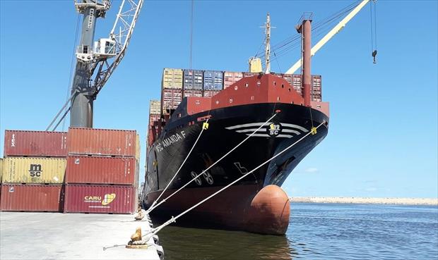 ميناء بنغازي يستقبل سفينة محمّلة بمواد غذائية ومعدات طبية