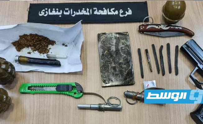ضبط تاجري مخدرات بحوزتهما قنابل يدوية في بنغازي