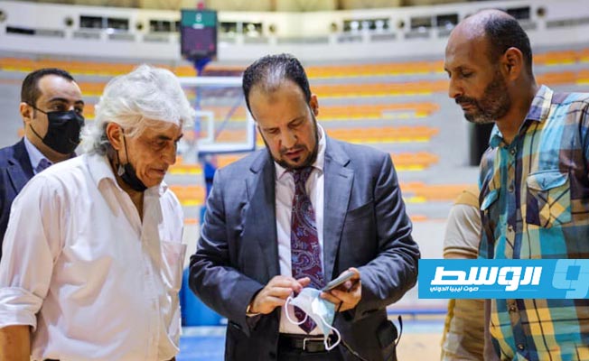 وزير الصحة علي الزناتي يتفقد مجمع سليمان الضراط بالمدينة الرياضية بنغازي، 8 أغسطس 2021. (فيسبوك)