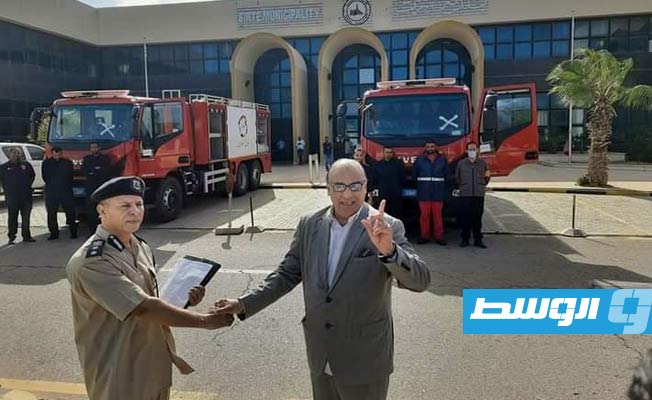 بلدية سرت تتسلم سيارتي إطفاء من «المبادرة الليبية الانتقالية»