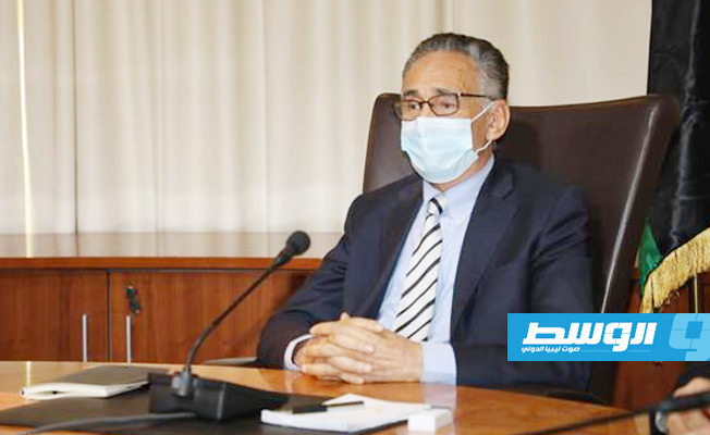 وزير الاقتصاد والتجارة بحكومة الوحدة الوطنية الموقتة محمد الحويج يتابع عرضا مرئيا خلال لقاء مع عدد من رجال الأعمال، 28 يوليو 2021. (وزارة الاقتصاد)