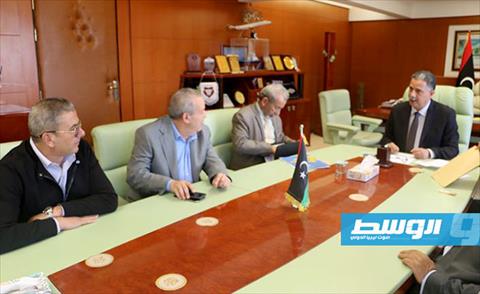 وزير المواصلات يبحث تنفيذ واستكمال 5 مشروعات في بلدية زوارة
