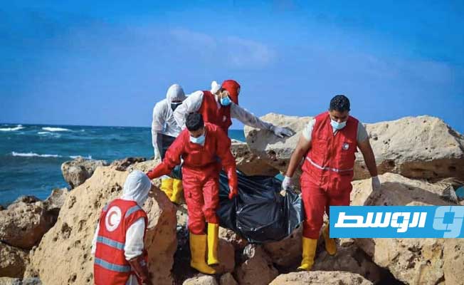 من جهود انتشال مهاجرين غير شرعيين قبالة ساحل صبراتة، 24 أبريل 2023. (الهلال الأحمر الليبي)