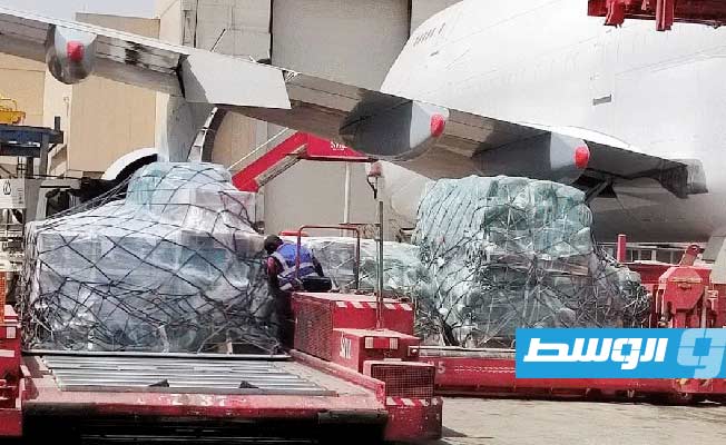 جانب من أعمال تحميل المساعدات الإغاثية في مطار الملك خالد الدولي بالرياض تمهيدا لتوجهها إلى مطار بنينا في بنغازي (واس)