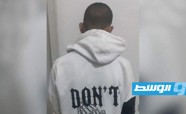 أحد المتهمين بالسرقة بالإكراه في بنغازي (صفحة قسم البحث الجنائي بمديرية أمن بنغازي على فيسبوك)