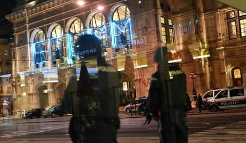 ارتفاع حصيلة ضحايا هجوم فيينا إلى قتيلين والشرطة تواصل البحث عن مشتبه به