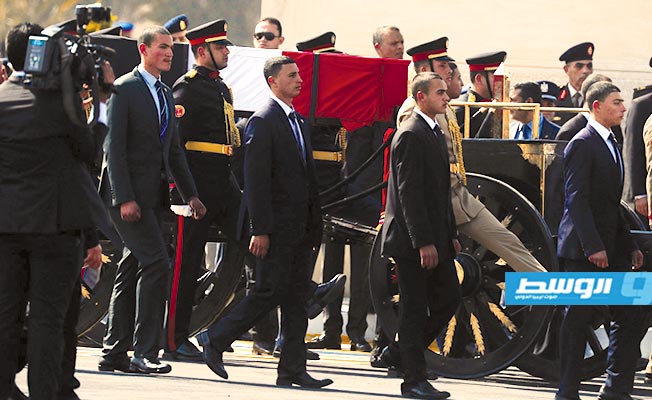 السيسي يتقدم الجنازة العسكرية لتشييع مبارك (صور)