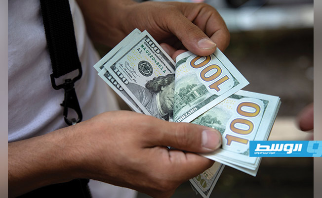 المستثمرون يقبلون على شراء الدولار مع انتشار «كورونا»