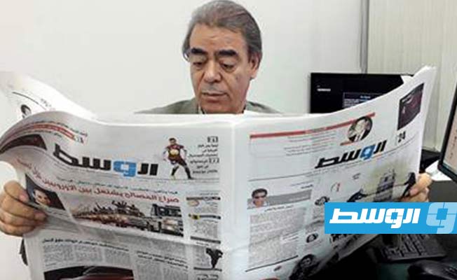 زعبيه يتصفح عددا من جريدة «الوسط»، التي يرأس تحريرها، بمكتب «الوسط» في القاهرة في العام 2017. (صفحة بشير زعبيه، فيسبوك)