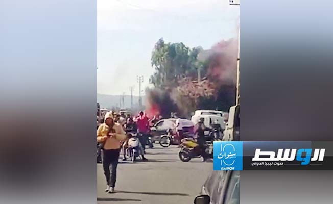 سحب دخان تتصاعد في أعقاب غارة عدوانية إسرائيلية على سيارة في صور اللبنانية، 13 مارس 2024. (لقطة مثبتة من تسجيل مصور)