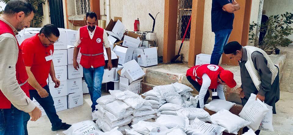 الهلال الأحمر يوزع سلة غذائية متكاملة للنازحين من طرابلس في زوارة