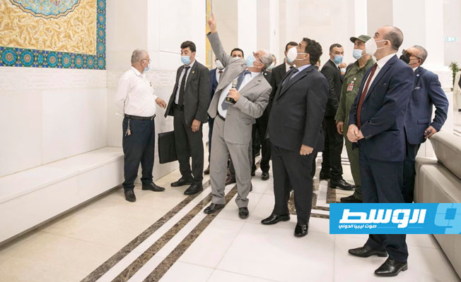 زيارة المنفي إلى «المسجد الأعظم» في الجزائر، الخميس 29 يوليو 2021. (المجلس الرئاسي)