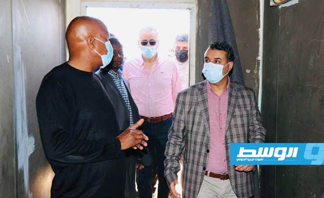 جولة وزير الإسكان ووزيرة سؤون المهجرين بمخيم نازحي تاورغاء في بنغازي. (حكومة الوحدة الوطنية)