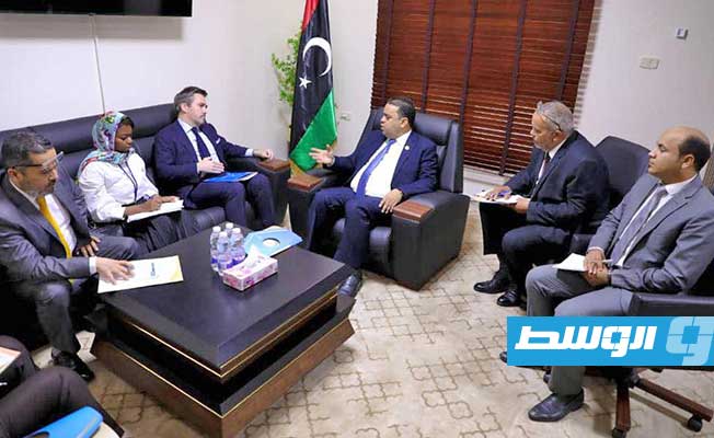 جانب من لقاء وزير العمل والتأهيل بحكومة الوحدة الوطنية مع الممثل المقيم لبرنامج الأمم المتحدة الإنمائي في ليبيا، الأربعاء 19 أكتوبر 2022 (صفحة الوزارة على فيسبوك)