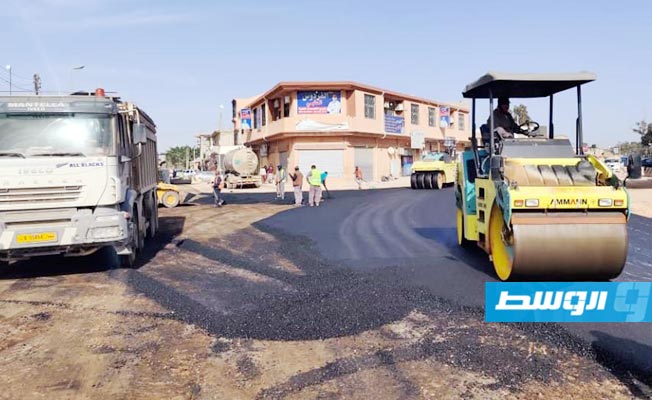بالصور: تواصل أعمال رصف الطرق في بنغازي