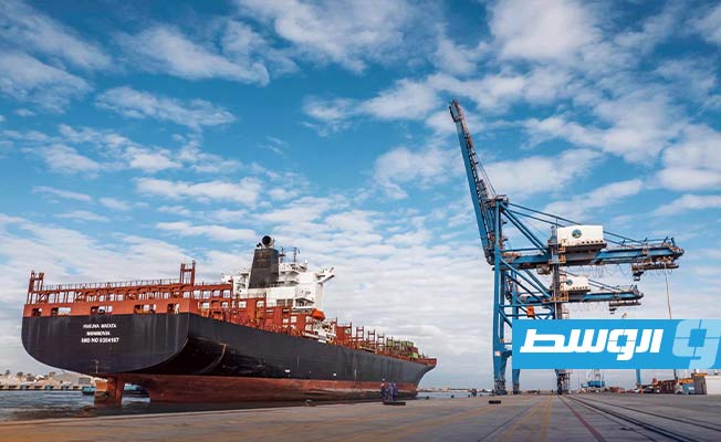 الباخرة التجارية «هاكونا ماتاتا» بحوض ميناء المنطقة الحرة في مصراتة، الإثنين 23 يناير 2023. (المنطقة الحرة مصراتة)