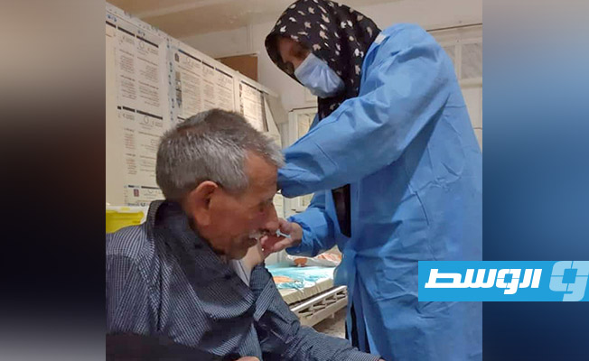 مواطن يتلقى اللقاح المضاد لفيروس كورونا في شحات، 20 مايو 2021. (إدارة الخدمات الصحية ببلدية شحات)