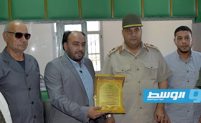 جامعة طبرق تكرم رئيس المجلس التسييري للبلدية وآمر المنطقة العسكرية