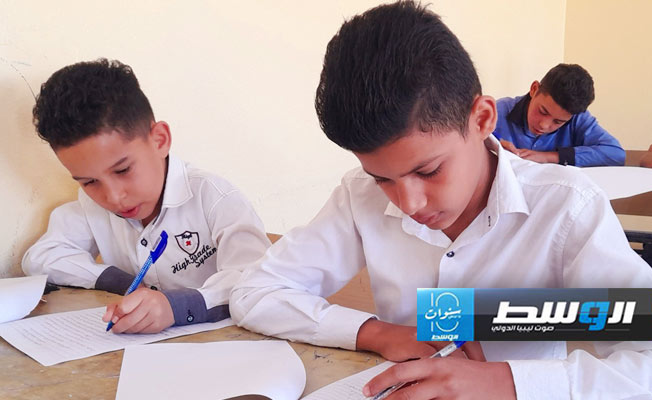تلاميذ يؤدون امتحانات نهاية الفصل الدراسي الثاني (وزارة التعليم في حكومة الدبيبة)