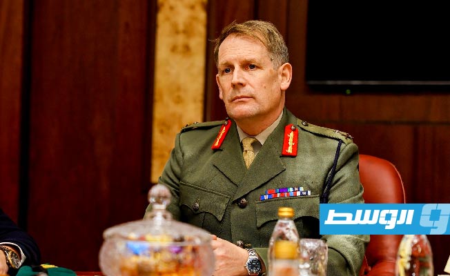 آمر القوات المشتركة البريطانية خلال لقاء حفتر في بنغازي، 7 فبراير 2023. (القيادة العامة)