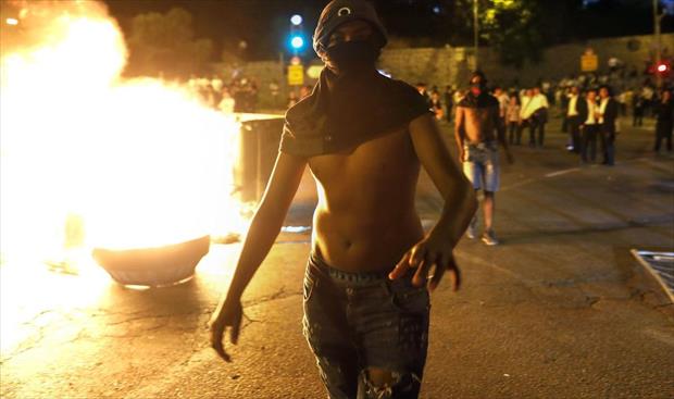 المحتجون يشعلون النار في الشارع خلال الاحتجاجات