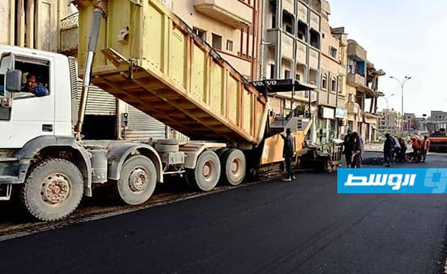 بلدية بنغازي تواصل صيانة الطريق الرئيسي في الصابري
