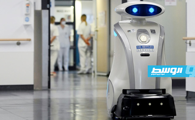 روبوت يحادث المرضى ويغني