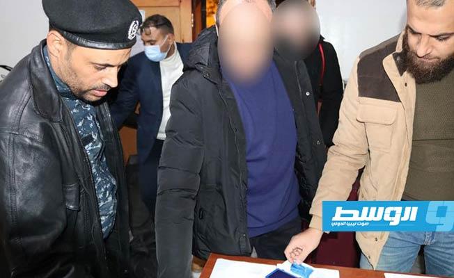 السجناء الأوركرانيين أثناء إتمام إجراءات ترحيلهم من طرابلس إلى بلادهم. (الشرطة القضائية)