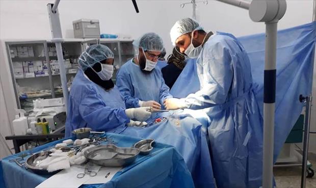 فريق مركز سبها الطبي يجري عملية جراحية لطفل من مدينة غات. (مركز سبها الطبي)