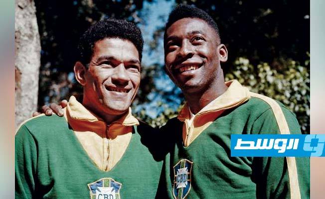 بيليه مع زميله نجم المنتخب البرازيلي غارنيشيا. (أرشيفية: الإنترنت)
