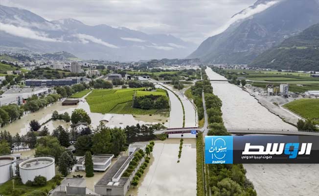 منظر لنهر الرون، على اليسار، ونهر نافيزنس بعد الفيضان في المنطقة الصناعية التي تنتج الألومنيوم بعد العواصف التي تسببت في فيضانات كبيرة، في تشيبيس، سويسرا، الأحد 30 يونيو 2024. (الإنترنت)