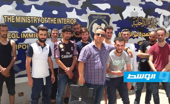 ترحيل 11 مهاجرًا جزائريًا من طرابلس إلى بلادهم