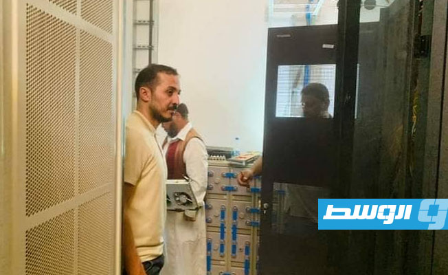 معدات شبكة ليبيا للاتصالات والتقنية في بلدة أبوقرين. (الإنترنت)