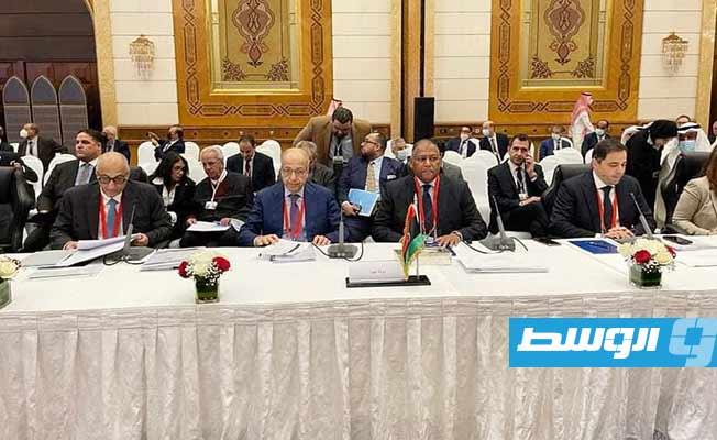 المبروك والكبير خلال مشاركتهما في الاجتماعات السنوية للهيئات المالية العربية المشتركة في جدة، الخميس 7 أبريل 2022. (وزارة المالية)