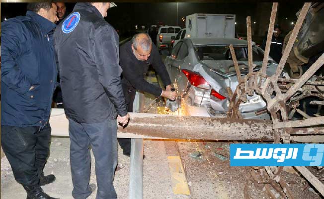 سقوط عمود إنارة على سيارة في طرابلس