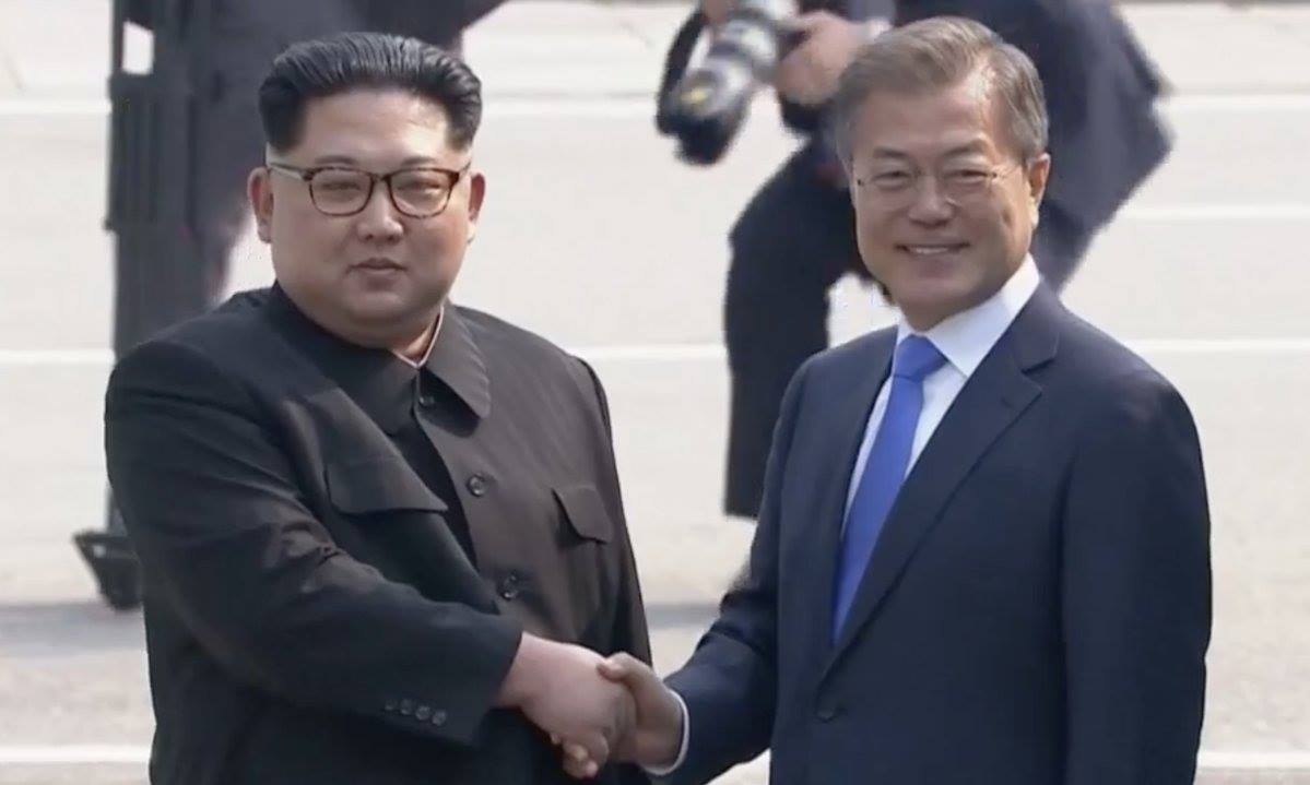 مصافحة تاريخية بين رئيسي الكوريتين عند خط ترسيم الحدود