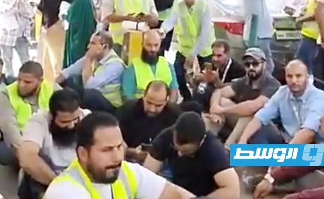 عاملون في مؤسسة النفط يعتصمون في طرابلس للمطالبة بالتدريب (فيديو)