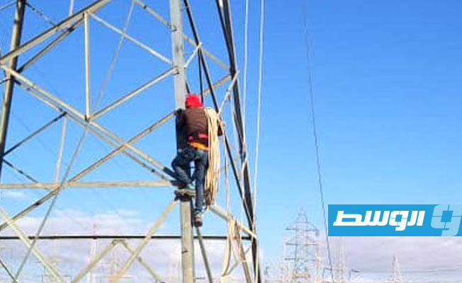 بالصور: أعمال صيانة شبكة الكهرباء في أجدابيا والجميل
