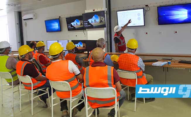 المهندسين المستهدفين بالدورة التدريبية بمحطة غرب طرابلس الاستعجالي. (الشركة العامة للكهرباء)